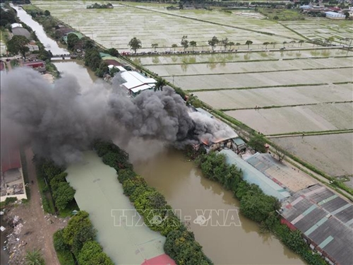 Kịp thời dập tắt đám cháy tại kho nhựa ở Từ Sơn, Bắc Ninh